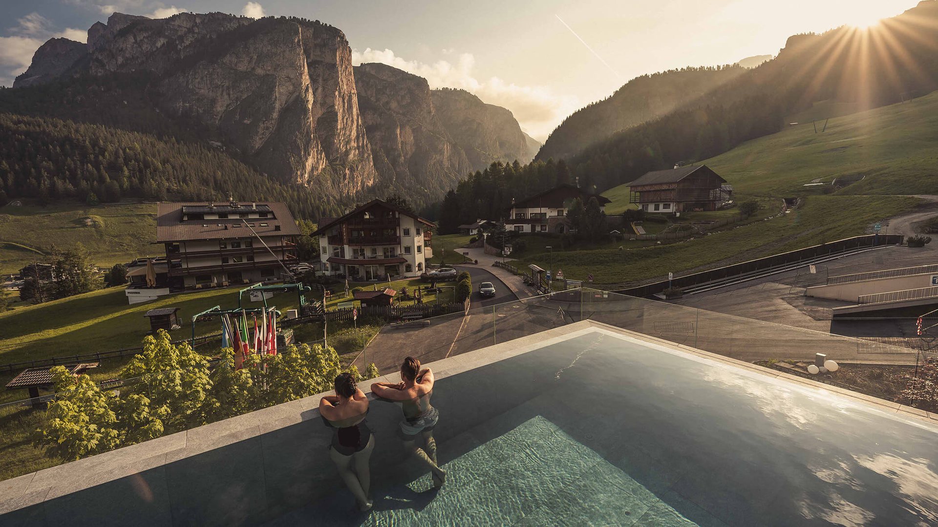 Hotellet i Selva di Val Gardena med basseng og fjellene bak