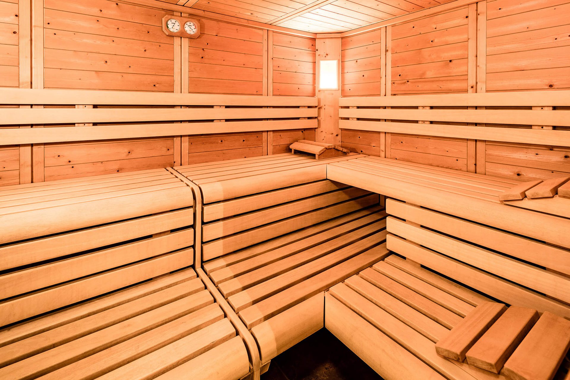 Finsk sauna i lyst tre i hotellets wellness-avdeling