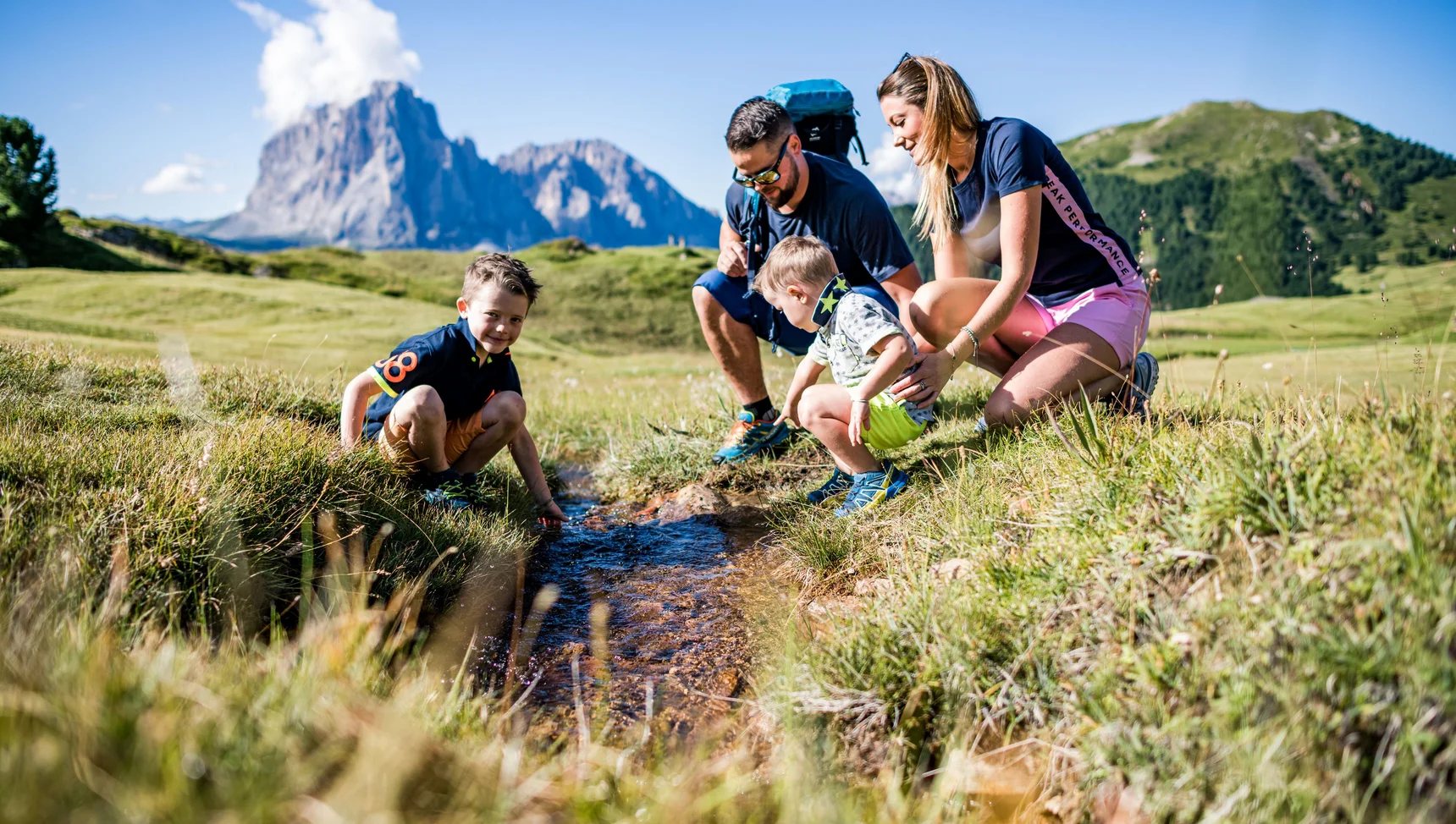 Familie på lett fjelltur i Val Gardena