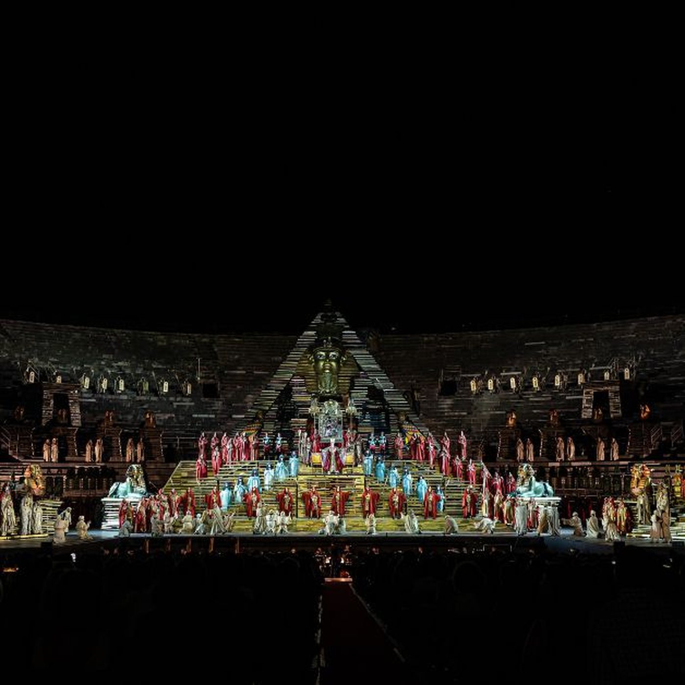 Scene og publikum i Arena di Verona om kvelden