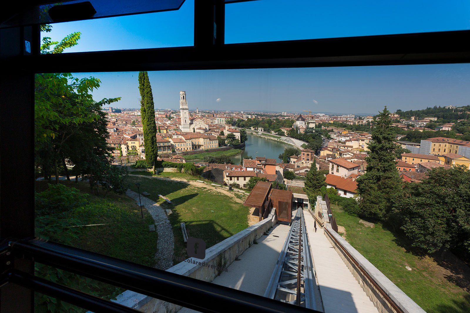 Utsikt over Veronas tak og Adige-elven fra Castel San Pietro