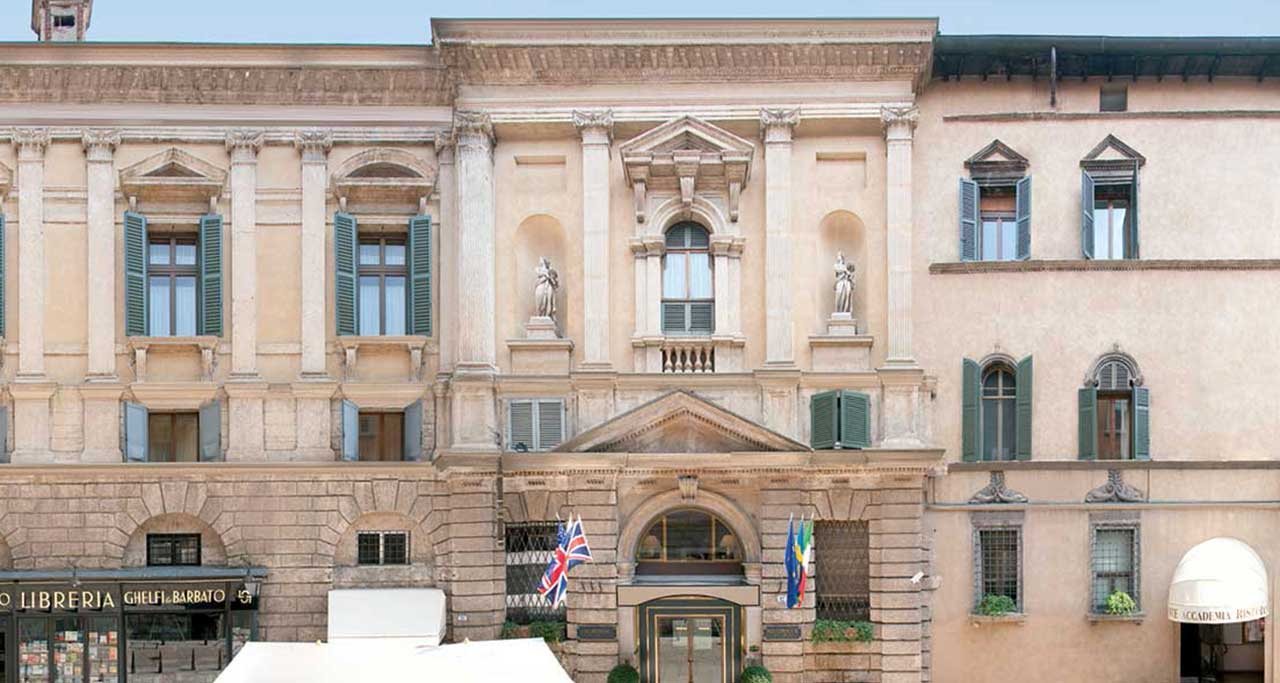 Historisk hotellfasade i Veronas gamleby i kveldslys