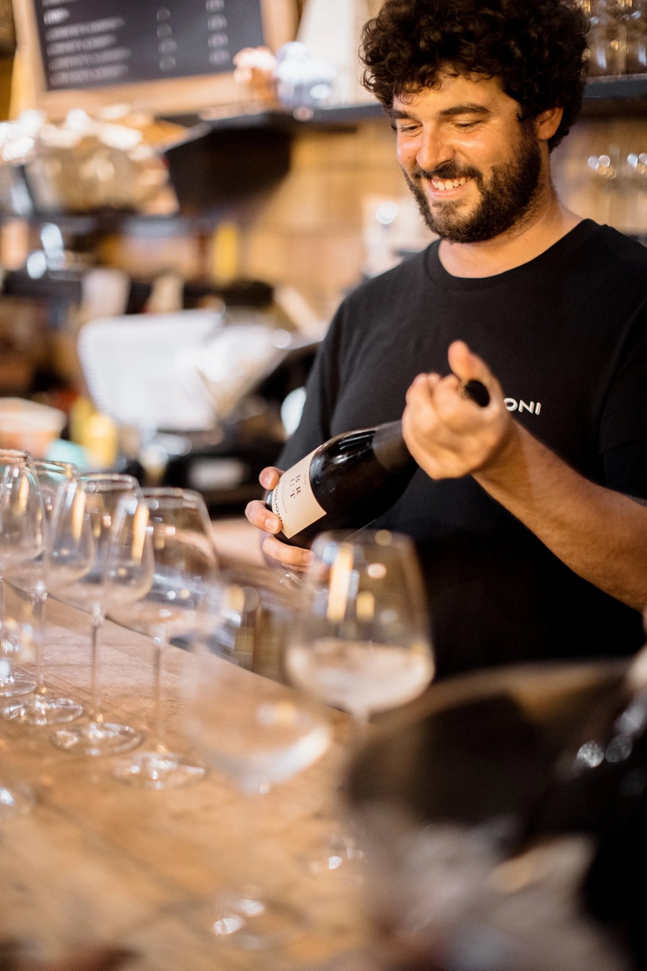 Rustikk italiensk osteria med trebord og vinflasker