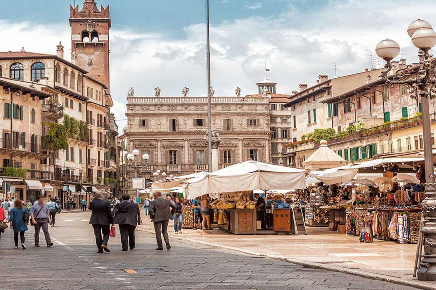 Piazza i Verona med kafeer og freskomalte fasader